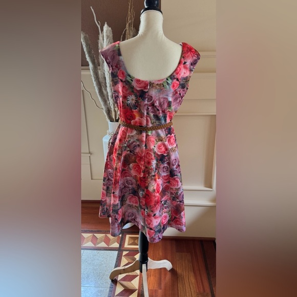 Metaphor Fit & Flare Scuba Dress Rose
Floral Design Sleeveless Size 12 - Picture 2 of 9